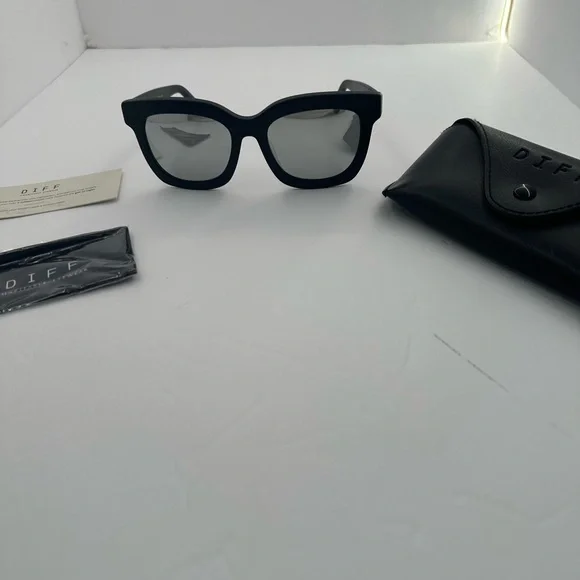 DIFF Black Square Sunglasses with Gray Lenses, Case included - Picture 3 of 8